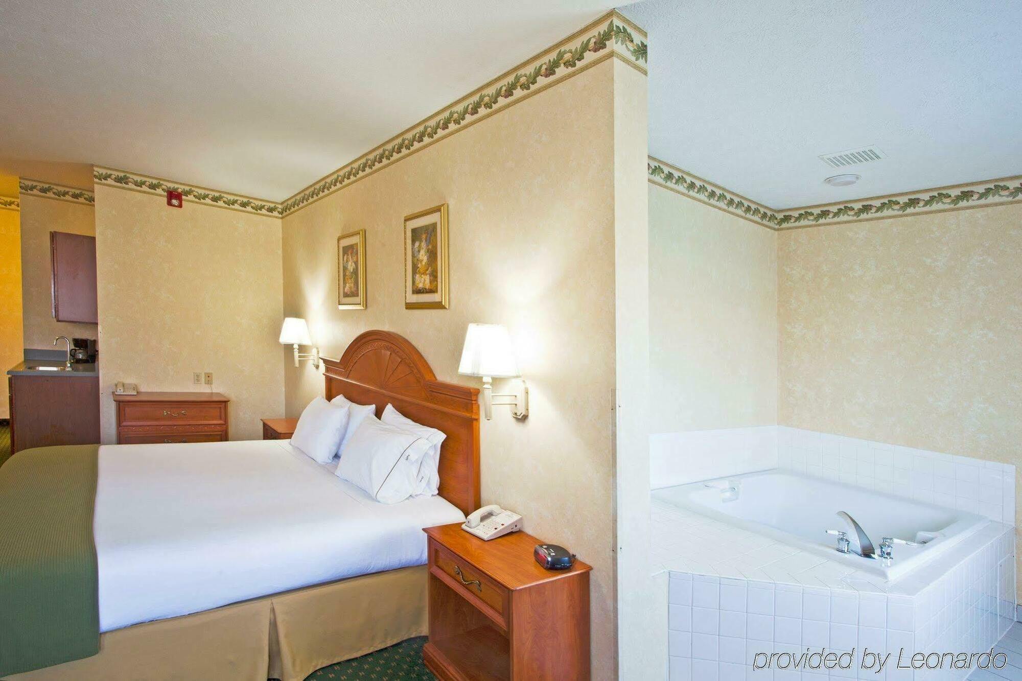 Holiday Inn Express Hotel & Suites Charlotte By Ihg Экстерьер фото